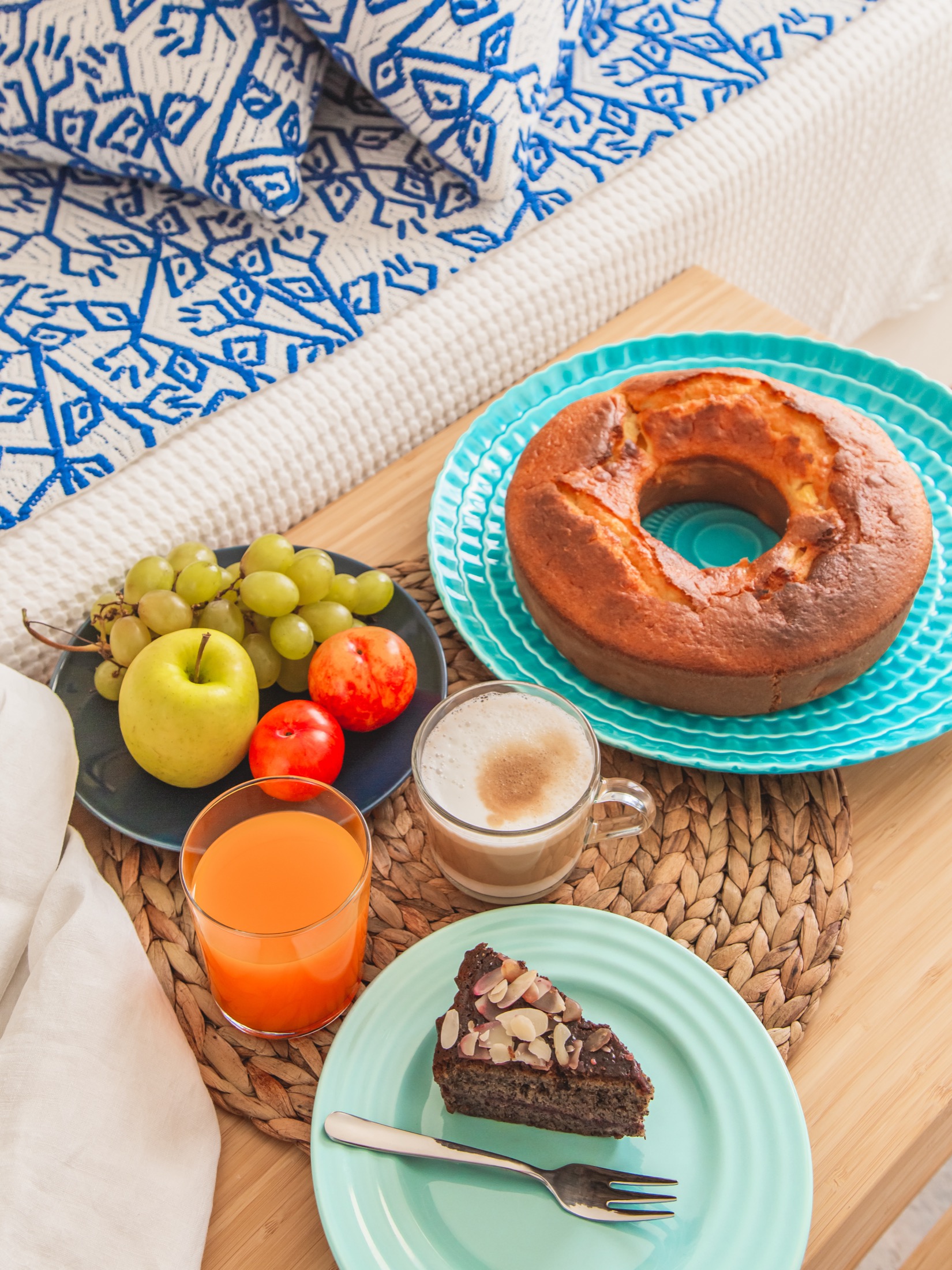 Colazione servita su un vassoio in camera, con torta fatta in casa e caffè